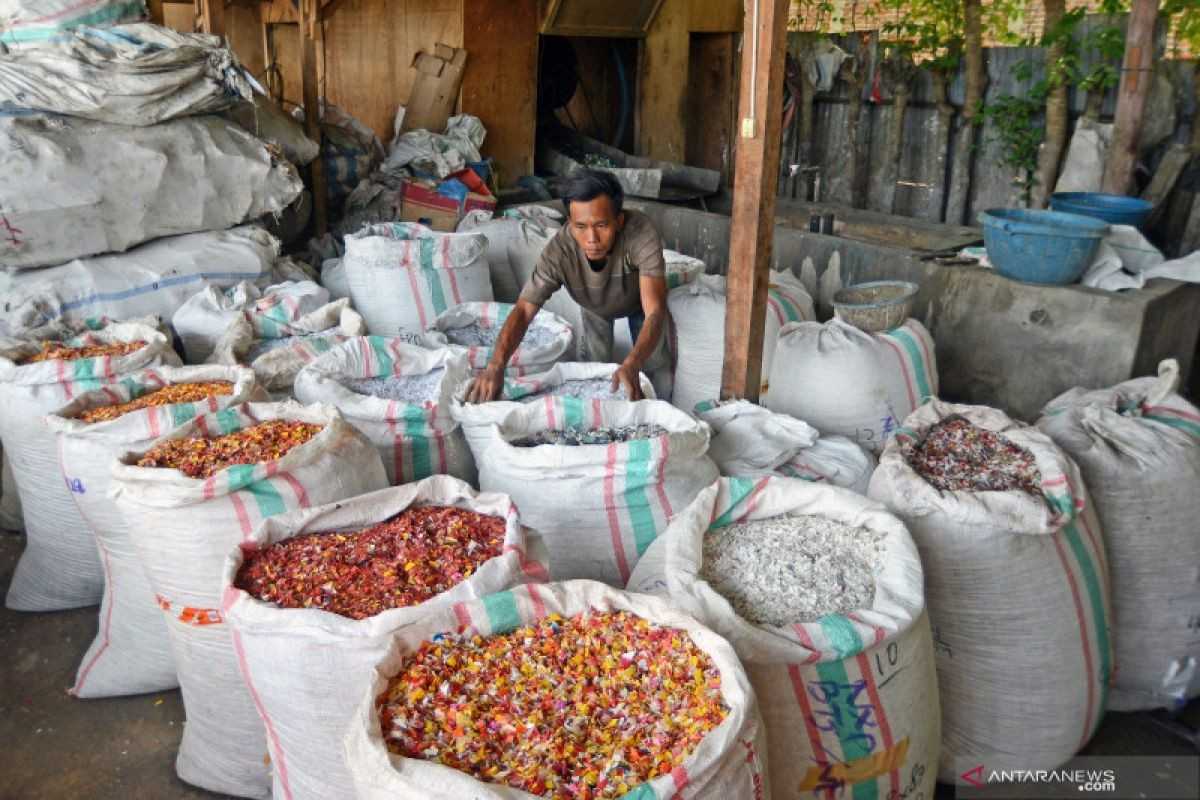 Bisnis Berdaya Saing Dari Limbah Plastik